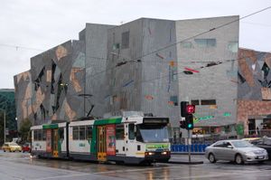 플린더스 스트리트의 트램, 배경에는 이스트 샤드와 ACMI 건물이 보인다.