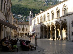 두브로브니크 총독궁(총독, 소평의회, 상원, 그리고 14세기부터 1808년까지 공화국의 행정부의 자리), 그 뒤편에 스폰자 궁전이 있다.