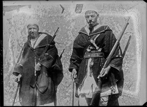 베르베르족이 노획한 소총을 들고 있다. 스페인 마우저와 프랑스 베르티에 카빈