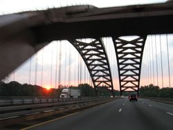 모호크 강을 가로지르는 타데우시 코슈슈코 다리는 유료도로가 아닌 6차선의 애디론댁 노스웨이의 일부로, 새러토가군의 하프문과 올버니 군의 콜로니를 잇는다.