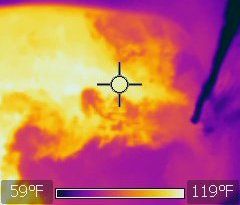 뜨거운 물과 차가운 물의 혼합을 보여주는 열화상 이미지