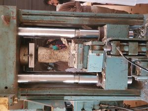 만능재료시험기(UTM)에서 압축되는 원통