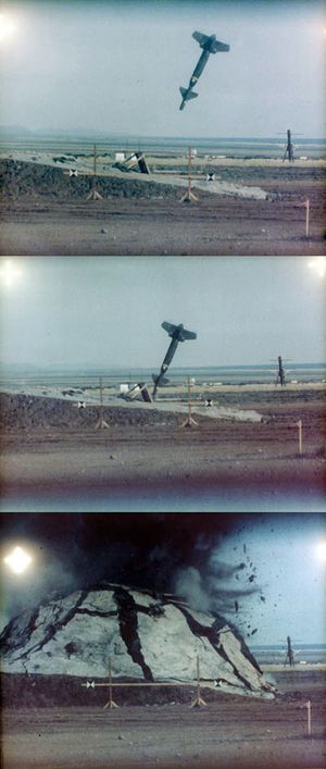 무기 시험에서 목표물을 타격하는 GBU-24 페이브웨이 III