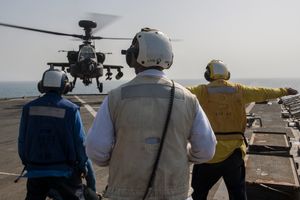 아랍에미리트 공군(UAEAF)의 아파치 헬기가 USS 포트 맥헨리 함정에서 갑판 착륙 자격 훈련을 실시하고 있다.