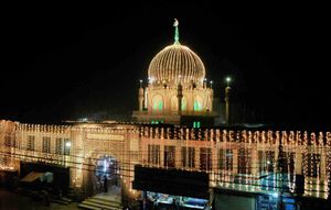 왈리 무하마드 샤 사원. 무탄의 수피 사원들은 매년 열리는 우르스 축제 기간 동안 화려하게 장식된다.