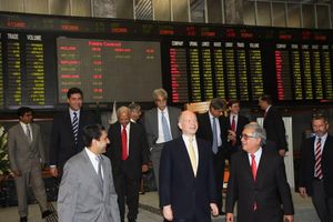 영국의 외무장관 윌리엄 헤이그가 2010년 6월 24일 카라치 증권거래소에서 종가를 알리는 종을 친 모습