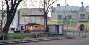 소르타발라 중심부의 카렐스카야 거리와 비야이네마이넨 거리의 교차로