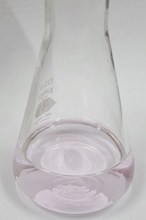 산염기 적정에서 자주 사용되는 페놀프탈레인.