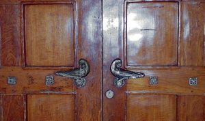 브린 아신 대성당의 모넬 손잡이