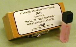 10% 과염소산에 4% 홀뮴 산화물을 용해시킨 용액. 광학 보정 표준으로 석영 큐벳에 영구적으로 융합됨