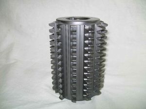 음극 아크 증착 기법을 사용한 질화알루미늄크로뮴티타늄(AlCrTiN) 코팅 호브