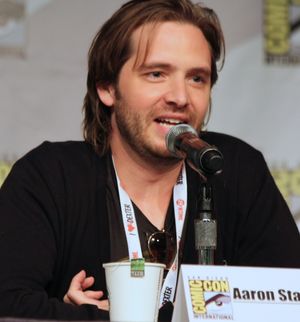 드라마판에서 제임스 콜 역을 맡은 배우 애런 스탠포드(Aaron Stanford)