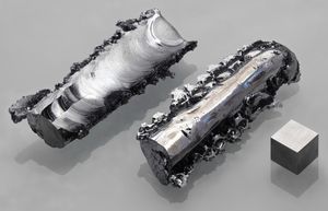 수평 아크 영역 정련기에서 재용융된 크롬으로, 큰 가시적인 결정 입자가 보임