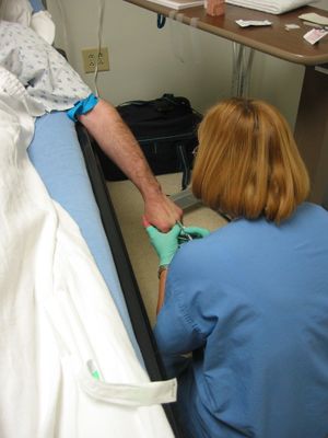 간호사가 18게이지 IV 바늘과 카테터를 삽입하는 모습