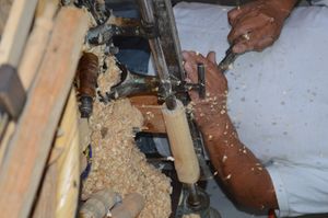 선반으로 의자 다리를 가공하는 장인