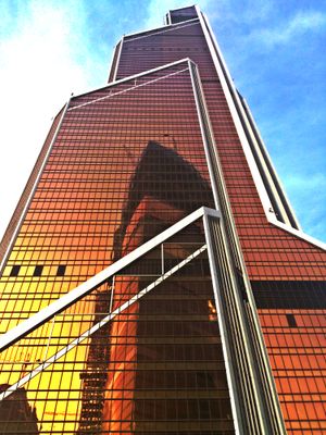 지상에서 바라본 머큐리 시티 타워