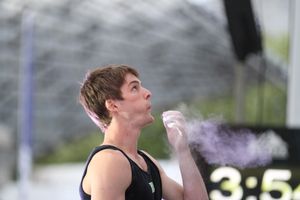 암벽 등반가 얀 호이어가 손에서 남은 분필을 불어낸다.