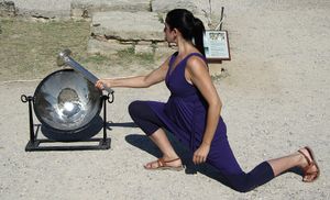 그리스에서 열린 올림픽 성화 점화 연습 도중 태양 에너지를 이용하여 성화를 점화하는 모습