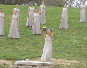 올림픽 성화 점화식에서 여사제 역할을 맡은 여배우들