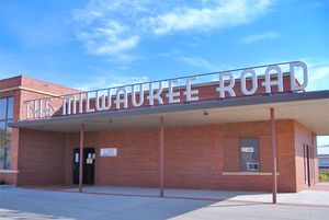 오스틴과 라크로스, 매디슨 사이의 "스모키 밸리" 노선을 따라 한때 여객 열차가 운행되었다.