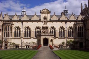 제1 사각형의 동쪽 건물; 중앙의 화려한 현관은 강당으로 이어지고, 양쪽 문은 지하실(왼쪽)과 예배당(오른쪽)으로 이어집니다.