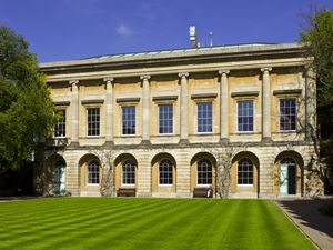 제임스 와이엇이 설계하고 1796년에 완공된 건물. 수석 공용실과 도서관이 있다.
