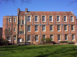 렉토리 로드의 골디 윙은 이전 수녀원의 건물 중 하나이다.