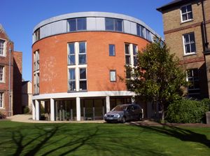 렉토리 로드의 제임스 멜론 홀은 나자렛 하우스 자리에 2000년에 지어졌다.