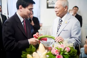 2009년 태국 총리 아피싯 웻차치와와 함께 있는 쁘렘