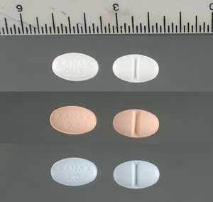 잔탁스(Xanax) 0.25mg(윗줄), 0.5mg(가운데줄), 1mg(아랫줄) 정제