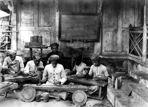 티크 목각품은 가구와 문을 포함한 부유층 가정의 전형적인 특징이었다. 제파라의 목각 세공사들이 작업하는 모습