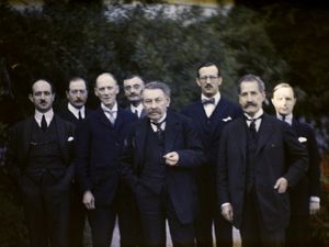 로카르노 조약에서 브리앙(중앙)과 앙리 프로마주 및 필립 베르틀로를 포함한 프랑스 대표단, 1925년. 로제 뒤마의 오토크롬 사진