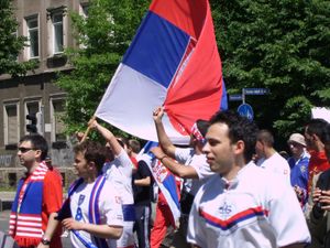 마지막 월드컵에 임하는 세르비아 몬테네그로 서포터. (라이프치히에서) 하지만 그들이 들고 있는 것은 세르비아 국기이다. 세르비아와 몬테네그로 분열을 전제로 한 상징적인 광경이 되었다.