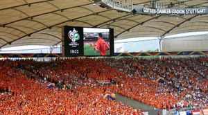 고틀리프-다임러-슈타디온의 스탠드 한쪽을 점령한 네덜란드 팬들. 