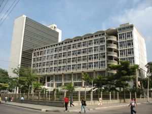 국립 건물(Edificio Nacional, 1945년)과 로드리고 라라 보닐라 건물(Rodrigo Lara Bonilla, 최근 건물)