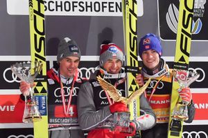 2016-17 포힐즈 토너먼트 트로피를 든 스토흐