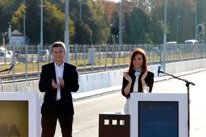 2014년 일리아 고속도로 개통식에서 크리스티나 페르난데스 데 키르치네르 대통령과 함께한 마크리