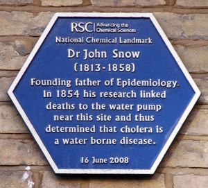 왕립화학회가 세운 청색 명판