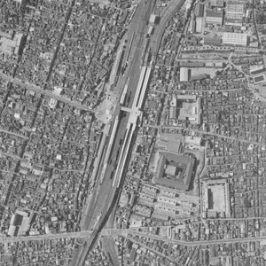 기타센주역 주변 흑백 항공 사진(1963년 6월 26일 촬영)국토교통성 국토지리원 [https://mapps.gsi.go.jp/ 지도·항공사진 열람 서비스]의 항공 사진을 기반으로 작성