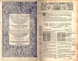 1589년 윌리엄 풀크(William Fulke)가 편집한 주교 성경(Bishops' Bible)과 마태복음 첫 페이지와 함께 실린 랭스 신약성경(Rheims New Testament)의 제목 페이지. 풀크는 주교 성경 신약성경이 랭스 신약성경보다 우월하다고 믿었다.