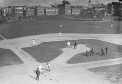 캡 앤슨이 1908년 4월 22일 시카고의 웨스트 사이드 파크에서 열린 컵스의 홈 개막전에서 시구를 하고 있습니다.