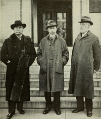 왼쪽부터, 로버트 피어리, 빌햐울뮈르 스테파운손, 아돌퍼스 그릴리