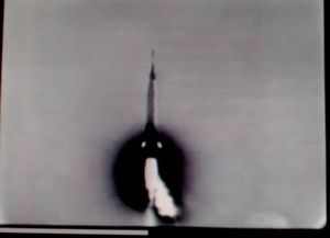 수백만 명의 사람들이 TV로 발사 장면을 지켜보았다.