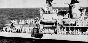 구축함 USS 노아(DD-841)가 프렌드십 7호 캡슐을 인양하는 모습