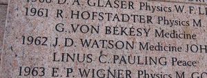 뉴욕시의 노벨상 기념비에 새겨진 왓슨의 이름; 미국 수상자만 기재되어 있으며, 1962년 노벨 물리학상을 공동 수상한 크릭과 윌킨스는 포함되지 않았다.