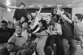 the Kids from "Fame" (1983)과 함께. 싱어는 Debbie Allen 뒤 중앙에 있다