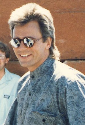 1987년경, 시즌 3 에피소드 3 "죽음에서 돌아오다"의 촬영 중인 맥가이버 세트에서의 앤더슨