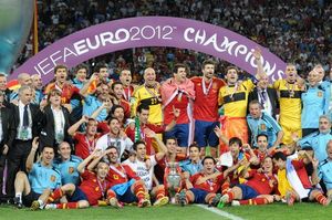 스페인과 함께 UEFA 유로 2012 우승을 자축하는 델 보스케