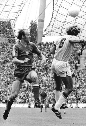 1974년 FIFA 월드컵 당시 브라질의 마리뉴 샤가스와 공을 경합하고 있는 라토(왼쪽)