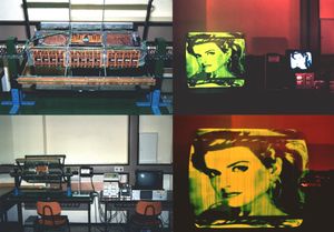 4개의 LED 스트립이 있는 텔레비전 기계